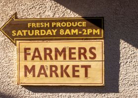 The weekend market loop